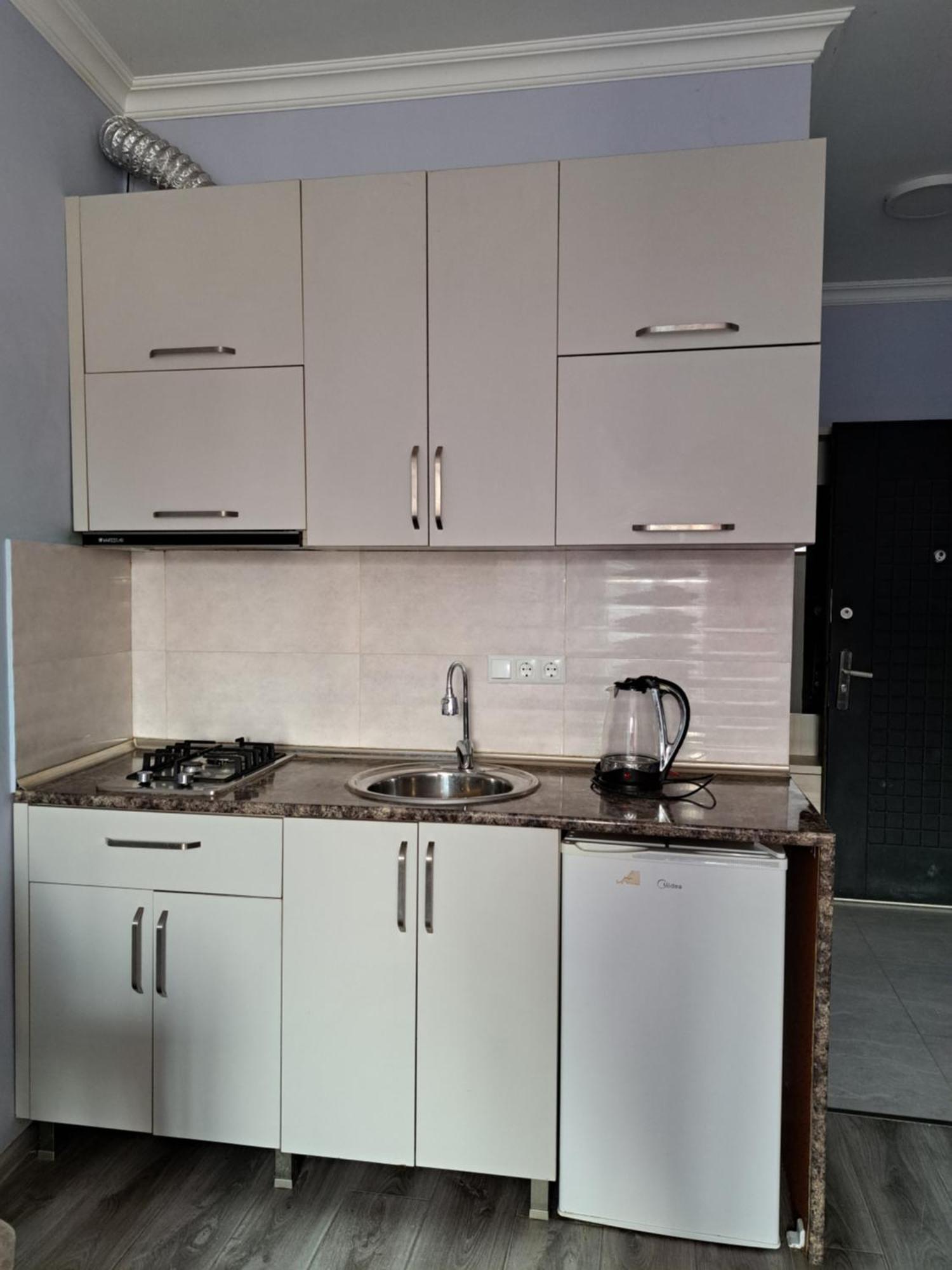 Karvi Hostel & Suites 巴统 外观 照片