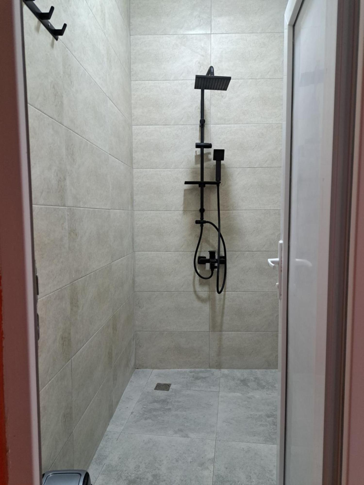 Karvi Hostel & Suites 巴统 外观 照片